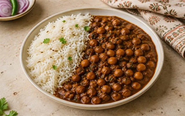 छोले चावल तैयार व्यंजन