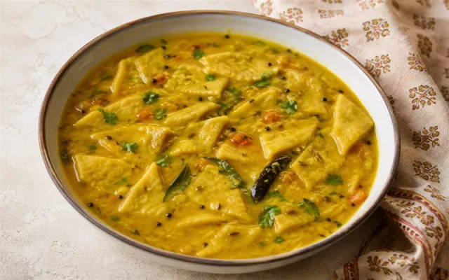 दाल ढोकली तैयार व्यंजन
