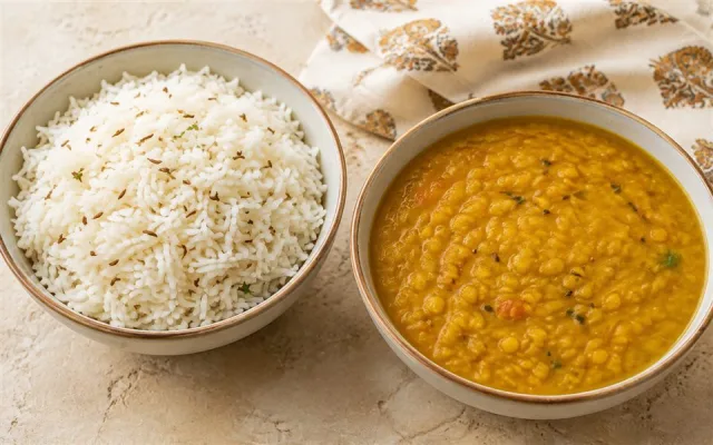 जीरा चावल दाल तैयार व्यंजन