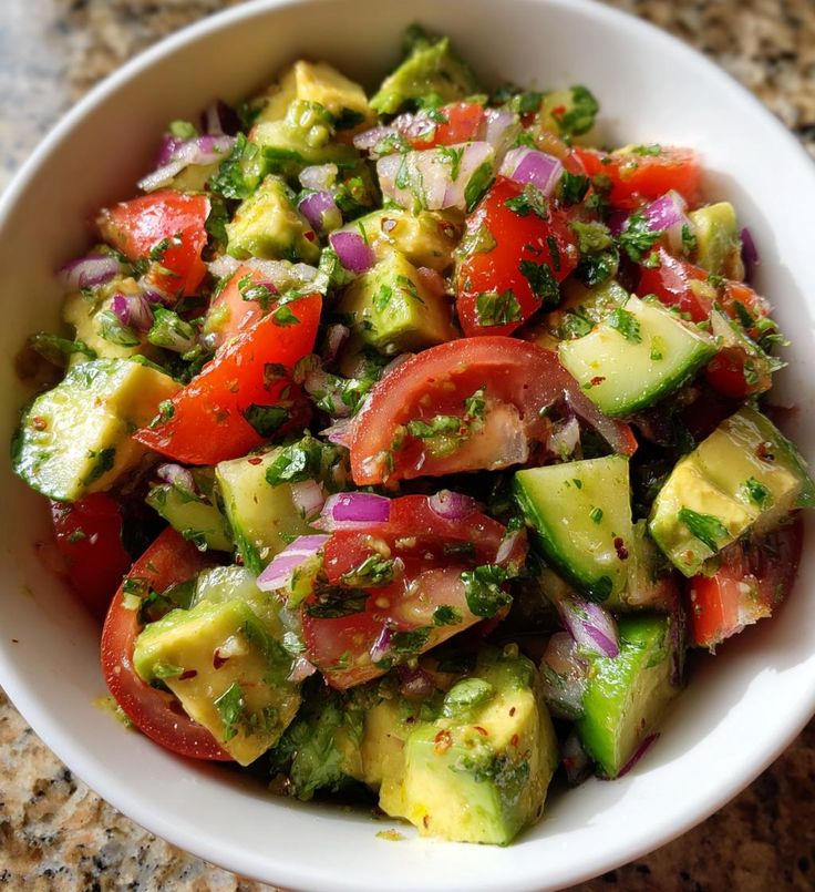 10 मिनट में बनने वाले 5 स्वादिष्ट और हेल्दी सलाद 4 Avocado-Tomato Salad